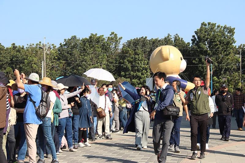 周縣長大年初四至熱博發送限量新春紅包，湧入滿滿的排隊人潮。_0m.jpg