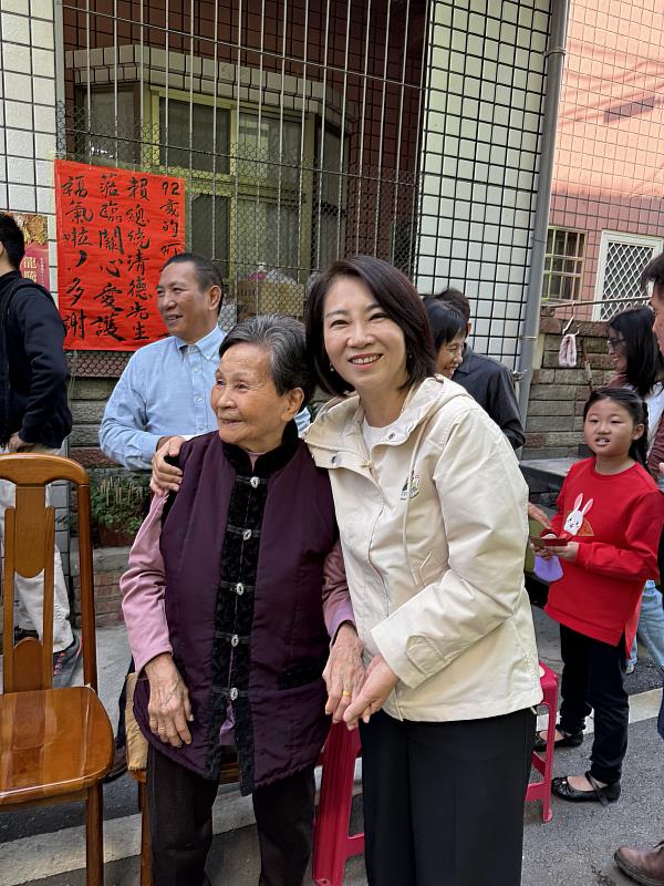 周春米縣長與95歲的超級賴粉阿嬤黃坐.jpg