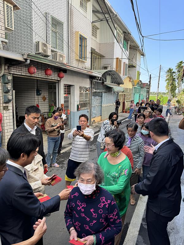 賴副總統蒞臨小村落造成轟動，當地居民排隊領紅包福袋.jpg