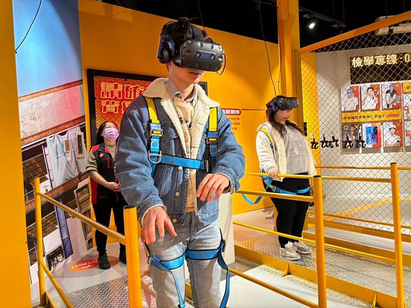 北分署YS帶領學生參訪「勞安加衛體驗館」，透過VR配合4D，讓學生身歷其境體驗鋼構組配作業