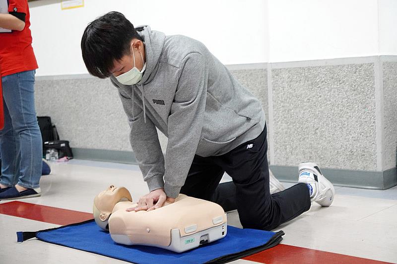 到大葉參加證照課程的學員練習CPR