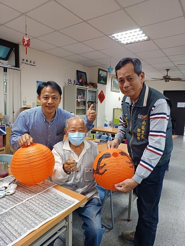 樂活學程甘士照老師(左)、明亮里里長蘇三柱(右)與長輩合影