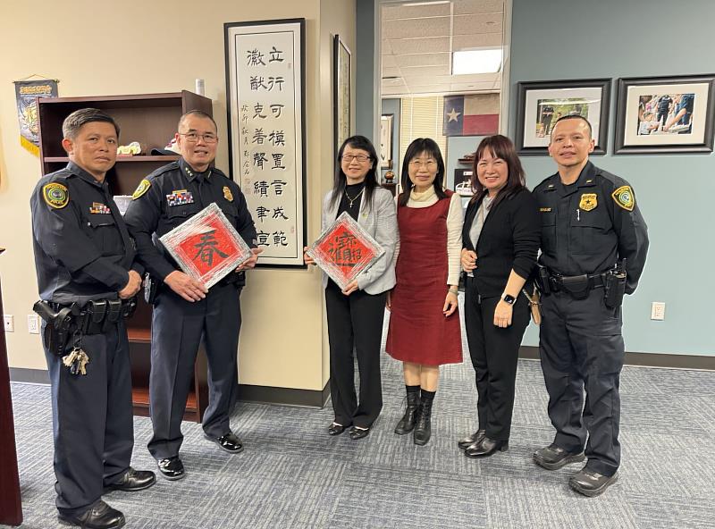 文藻團隊拜會休士頓警局，由Ban Tien副局長親自接待。