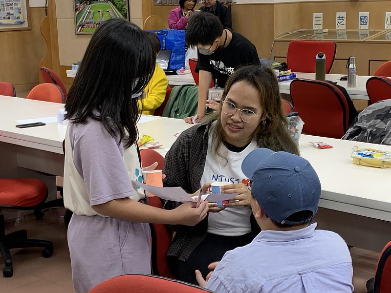 小學生將所學英文應用於對話中。