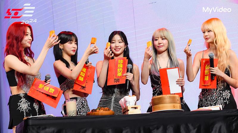 MyVideo直播《紅白》收視次高為韓國女團LE SSERAFIM抽紅包拜年與品嘗台灣小吃的逗趣互動。(圖片來源：台視提供)