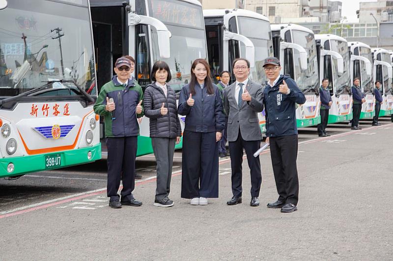 圖2. 新竹市長高虹安查看11輛將啟用的低地板公車並與公車司機大合影m.jpg