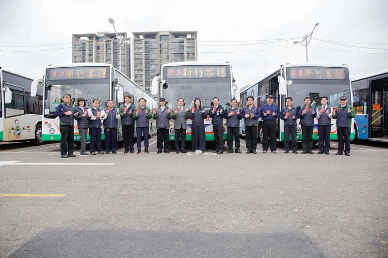圖1. 新竹市長高虹安查看11輛將啟用的低地板公車並與公車司機大合影