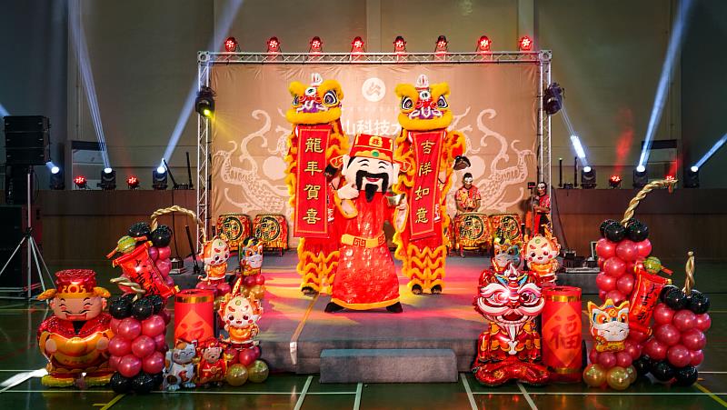 台南海事傳統藝術社帶來精彩舞獅表演