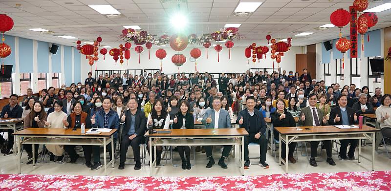 新竹縣112學年度第2學期中小學校長會議16日於新竹縣政府會議室舉行，共有140位校長(含候用校長)參加。
