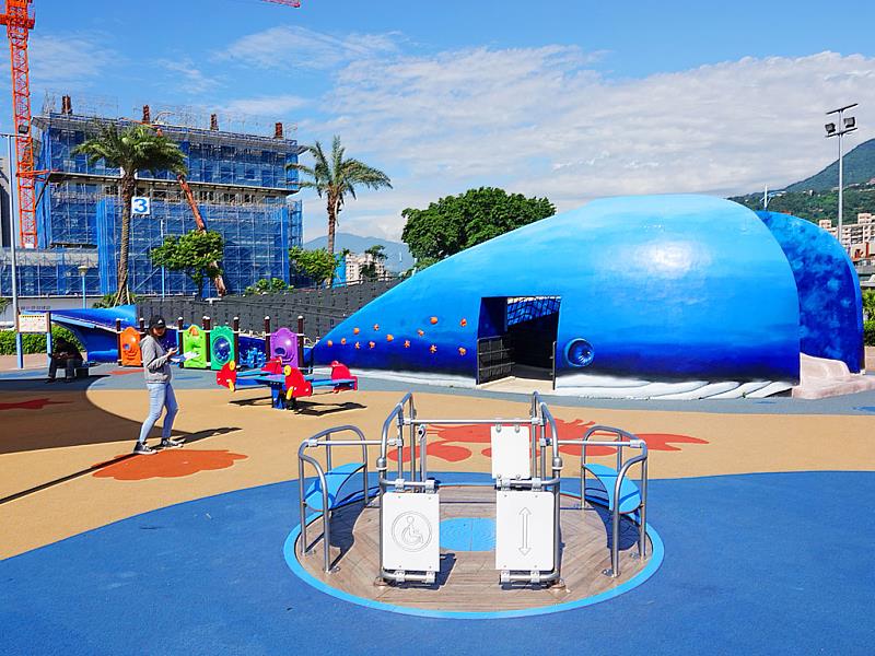 八里商港公園鯨魚造型溜滑梯。