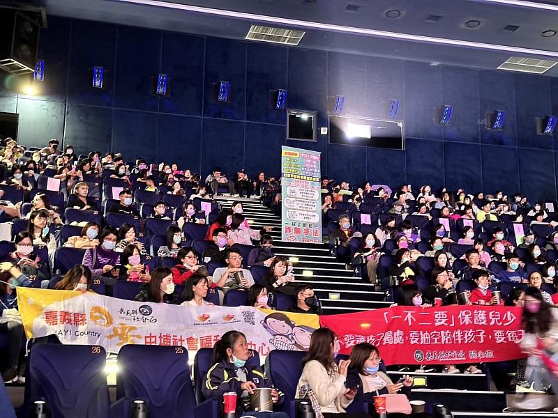 中華健康促進及照護協會送暖嘉義社工志工受邀觀賞國片《小子》-5