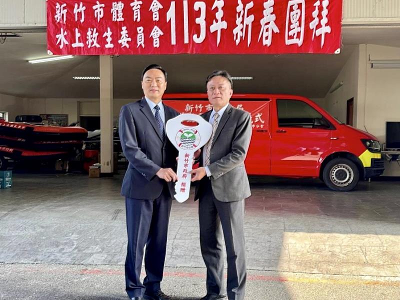 消防局長李世恭（左）代表市府贈車
