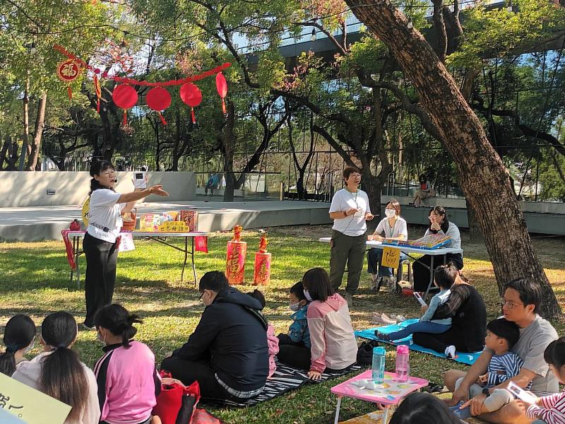 屏東縣立圖書館總館串聯縣內鄉鎮圖書館，共同辦理母語日活動