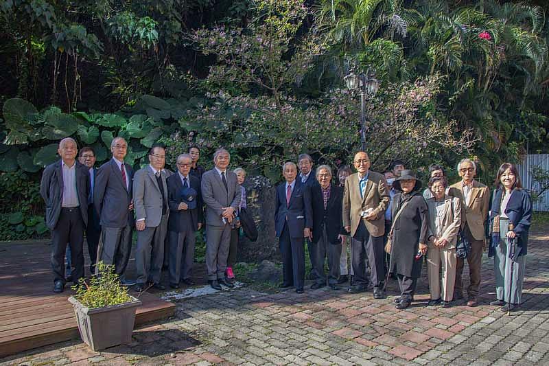 日本中央大學學員日華友好會與世新大學校長陳清河於「友好之櫻」紀念碑合影。（世新大學提供）