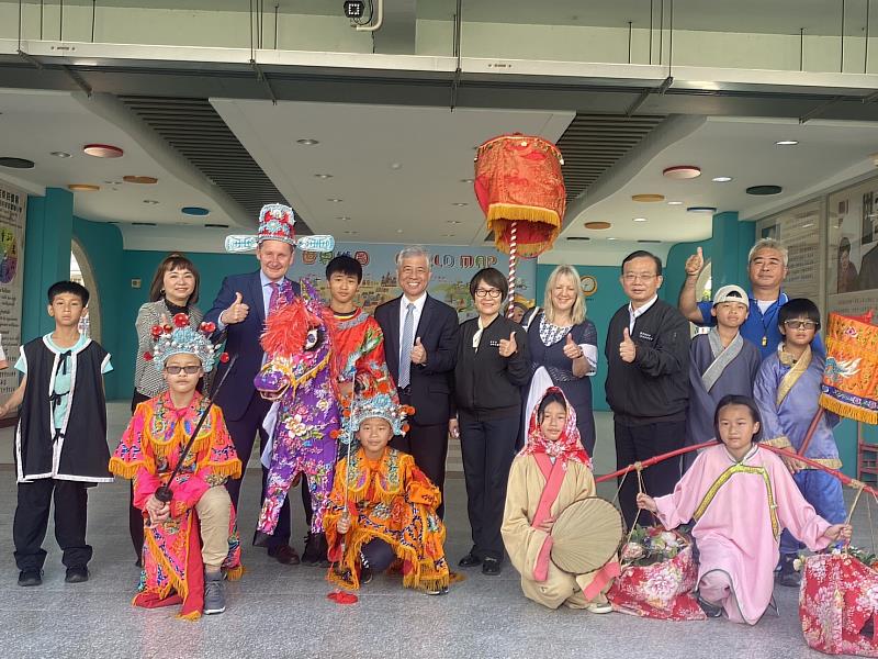 圖5 僑育實小學生特別表演客家布馬陣，迎接英國威爾斯學校訪團貴賓