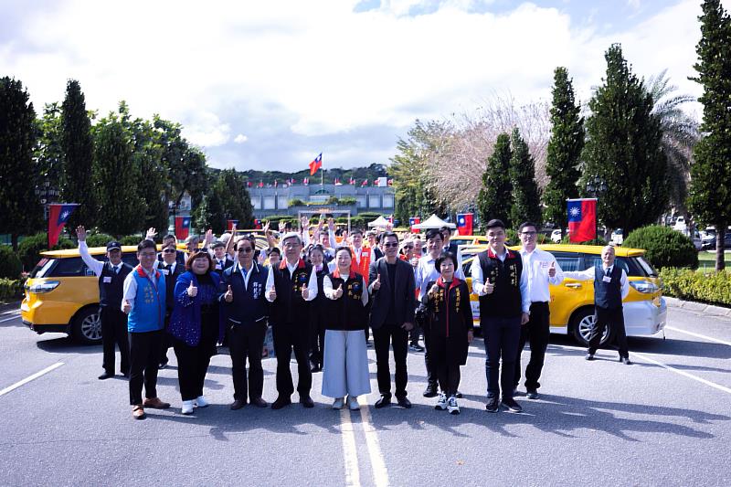 圖一_「花蓮縣敬老愛心計程車隊」在眾人期盼與掌聲中正式啟動，成為推行敬老愛心計程車車資補助最高的縣市。（右四為花蓮縣長徐榛蔚，右三為55688集團台灣大車隊營運長周恆倫）