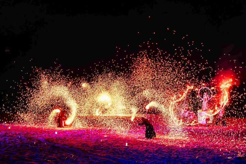 北海潮與火活動的焦點之一即是「Coming True Fire Group 即將成真火舞團」帶來的火舞演出 震撼磅礡的表演吸引無數遊客觀賞