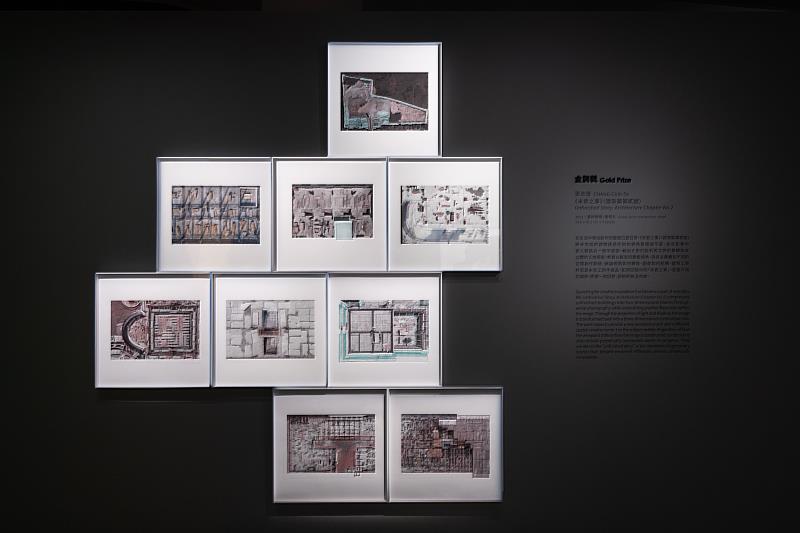 張志達本次展出作品《未竟之事》系列〈建築篇第二號〉，以空拍視角及嵌入平面處理工地場景。表達不論平面與三維視角如何組構，建築及影像始終如回憶般，處於未竟狀態。