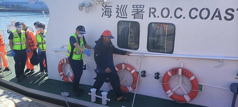 海巡艇將受傷漁工送返富岡漁港