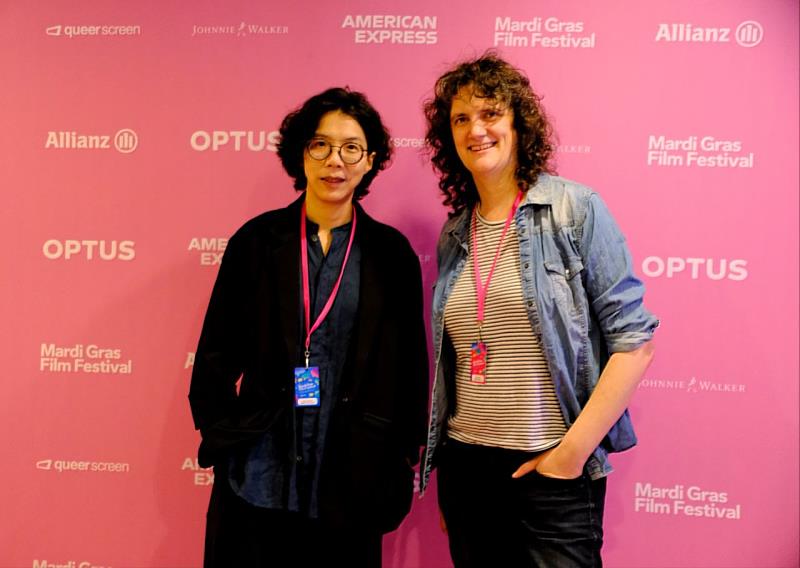 蘇奕瑄導演(左)與電影節總監莉莎．蘿絲(Lisa Rose，右)合影。