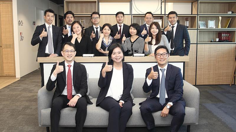 滙豐環球私人銀行負責人陳怡婷 (前排中) 帶領團隊為高資產客戶提供細緻多元的財富管理服務。