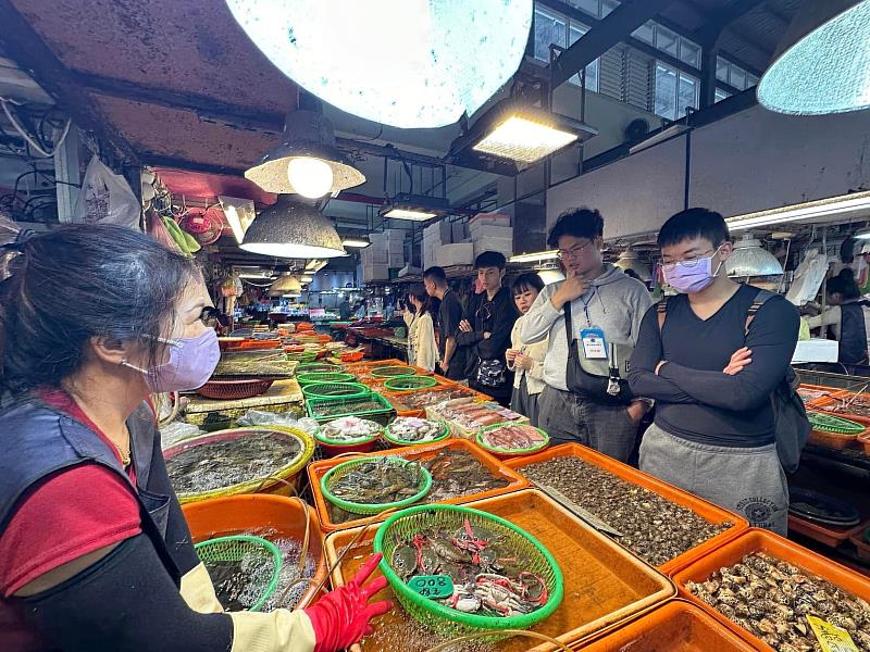 屏東東港華僑市場的採買體驗成為「食魚教育」的重要環節，從挑魚開始，到烹飪，最後分享漁獲種類以及食用方法。台日兩國飲食文化深受海洋影響，也帶來非常多的交流激盪。