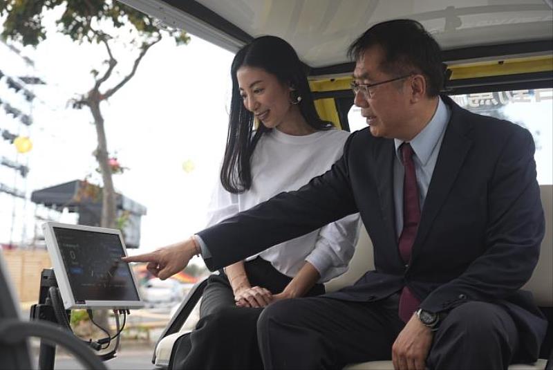 今(22)臺南市長黃偉哲與大久保麻梨子開箱全國第一台燈會專屬自駕車。