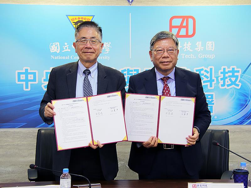 中央大學周景揚校長（左）與臻鼎科技集團沈慶芳董事長（右）簽署合作意向書。