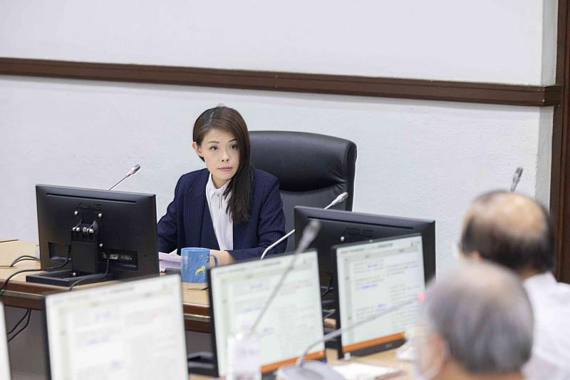 高市長召開「新竹輕軌專家座談會」，傾聽專家意見作為評估依據。