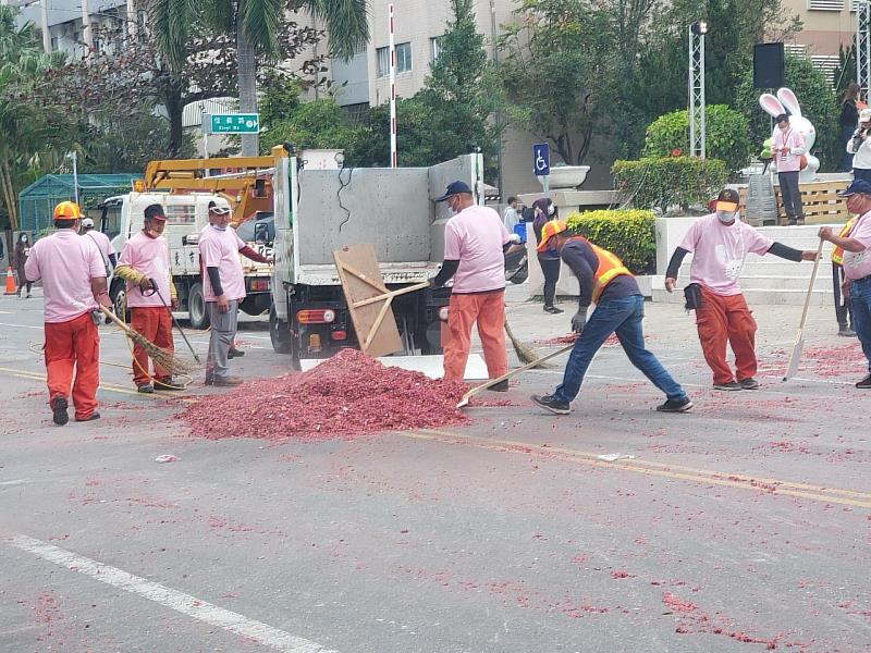 臺東好神慶元宵 臺東縣府呼籲燃放爆竹煙火後隨即清理炮屑垃圾 共同維護市容整潔