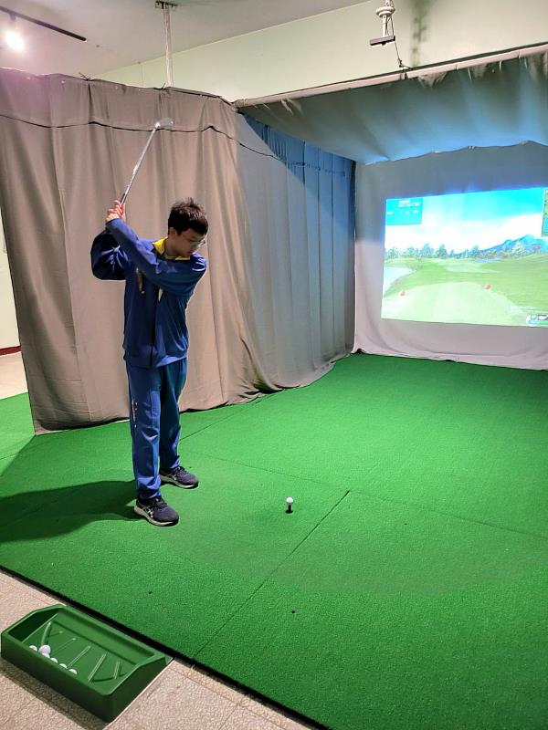 新豐國中的高爾夫球教室讓學生可透過模擬練習，增加經驗。
