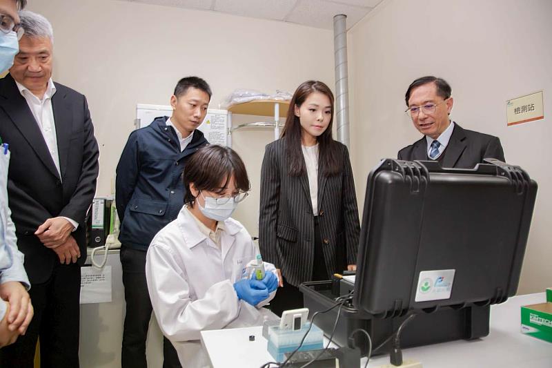 圖2汎鍶科藝董事長趙偉忠以其專長結合化學和光學研究，打造便攜式的「拉曼光譜農藥檢測系統」