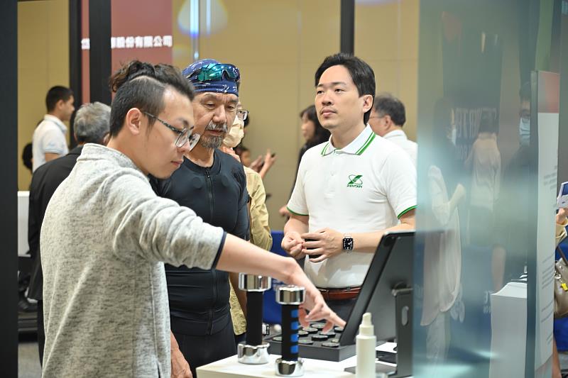 TaiSPO展前記者會體驗區，廠商介紹搭配sensor裝置的肌力感測衣。(貿協提供)