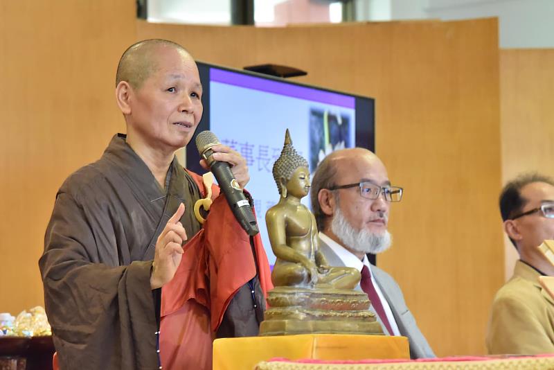 華梵大學董事長悟觀法師（左）向教職同仁拜年，並期勉大家身口意業無過失，以智慧為前導。