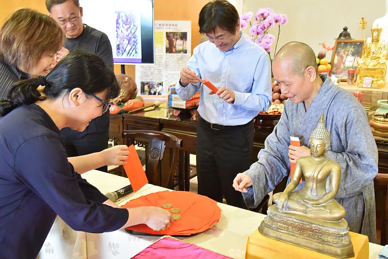 華梵大學教職員開心抽法語，給予自己一年的祝福。