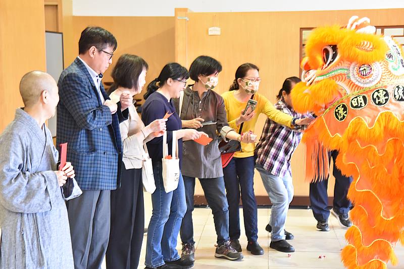 石碇高中舞獅隊帶來精彩的祥獅獻瑞表演，受到華梵大學教職員熱烈歡迎。