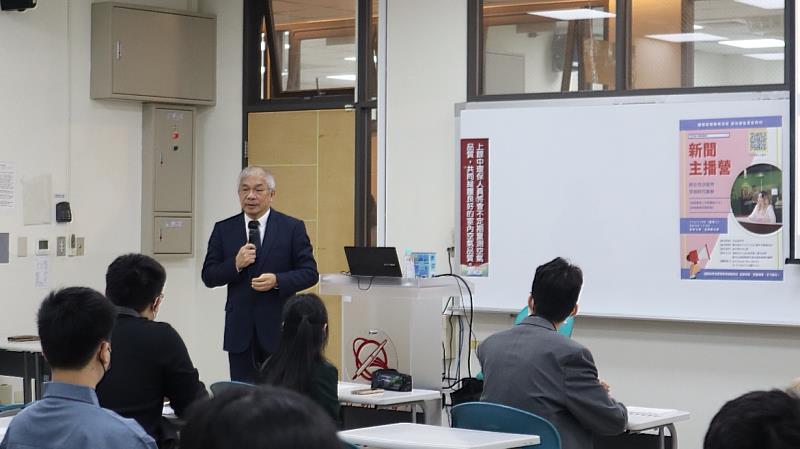 世新大學校長陳清河至現場鼓勵高中學子理解新聞工作核心價值，期待未來發展。（世新大學提供）