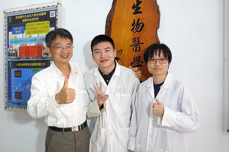 大葉大學生醫系游志文老師(左)恭喜祝偉銓(中)、蘇子云(右)錄取台大