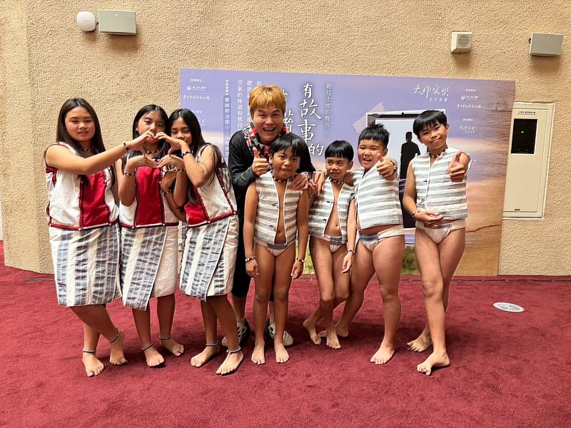 椰油國小小飛魚文化展演隊登台中國家歌劇院獲得熱烈喝彩