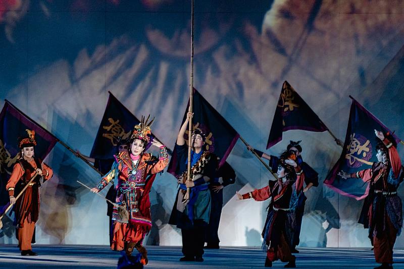 《1624》 歌仔音樂劇今（23）日進行總彩排，郭春美飾演「印姐瓦定」，展現精湛演技。