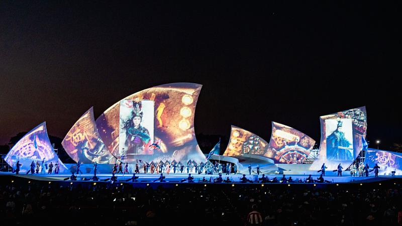 融合現代表演藝術的燈光、舞臺設計，及大型 LED 科技元素，透過歌仔戲的演繹，將臺灣的故事推向國際舞臺。