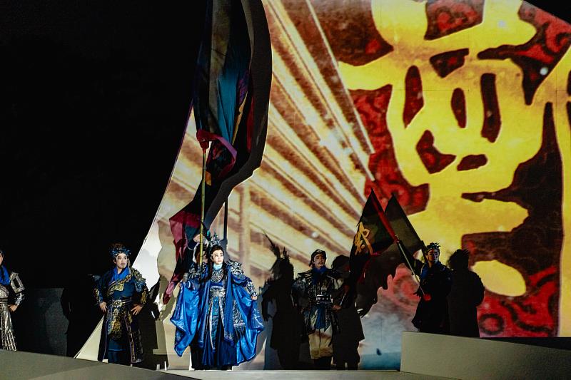 《1624》 歌仔音樂劇今（23）日進行總彩排，孫翠鳳飾演的鄭芝龍登場，觀眾報以熱烈掌聲。