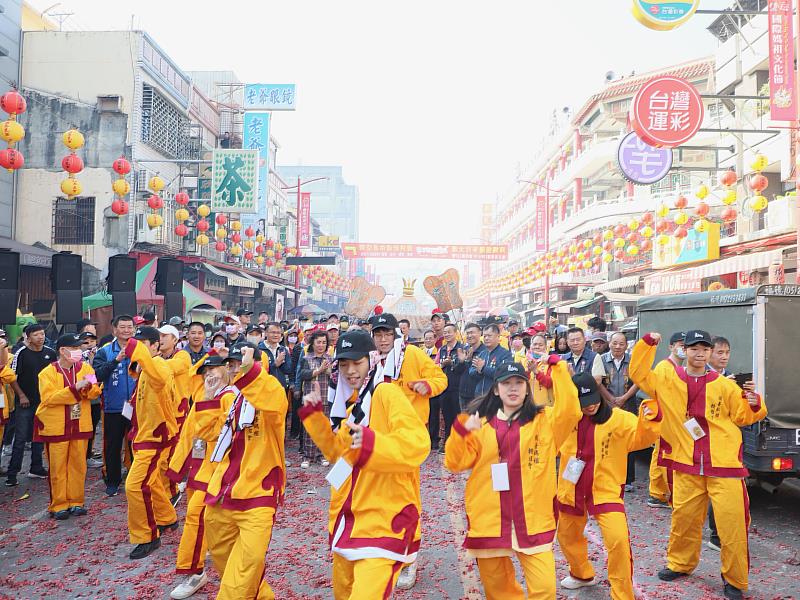 新港奉天宮元宵盛大遶境 翁章梁點燃起馬炮