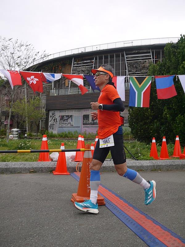 台大EMBA名師李吉仁教授參加多次100公里賽，實在是注重運動堅毅精神的EMBA師生的表率。