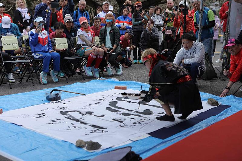 日本書畫家明翠女士於開幕典禮上進行表演，以「楽」為主題揮毫，祝福參與盛會的跑者們平安順利完成挑戰。（攝影師：林明德）
