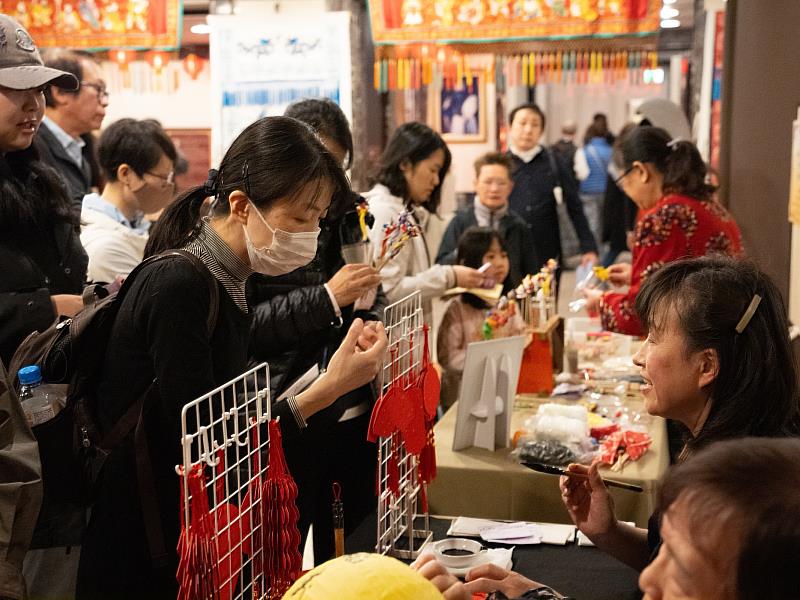 圖 / 國際旅客熱情參與元宵節歡慶開台晚會