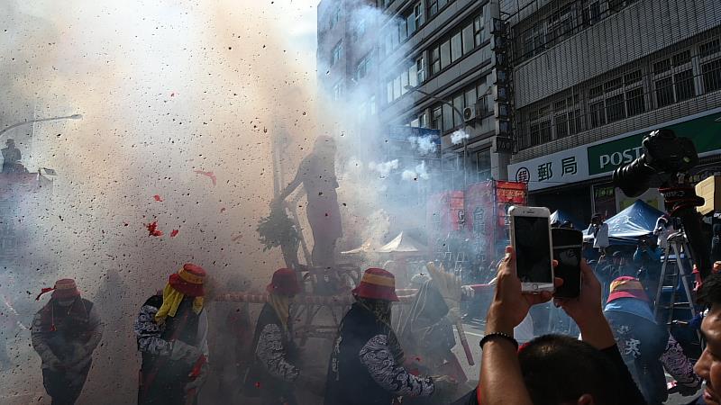 台東元宵節特色節目炮炸寒單爺吸晴 湧入上千遊客到台東觀賞及體驗