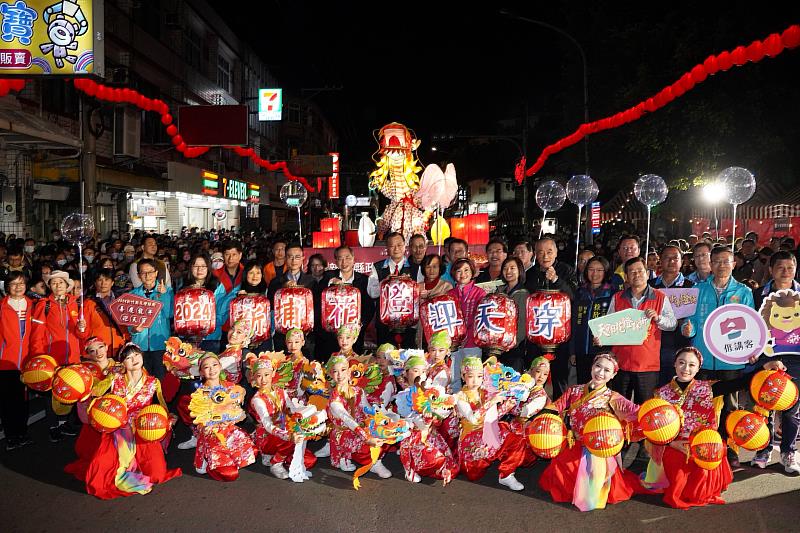 全台唯一移動花燈在竹縣，千人齊聚踩街迎天穿。