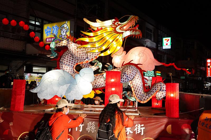 今年以「喜慶龍年迎天穿」年為主題，新竹縣政府打造「飛龍在天」主燈。