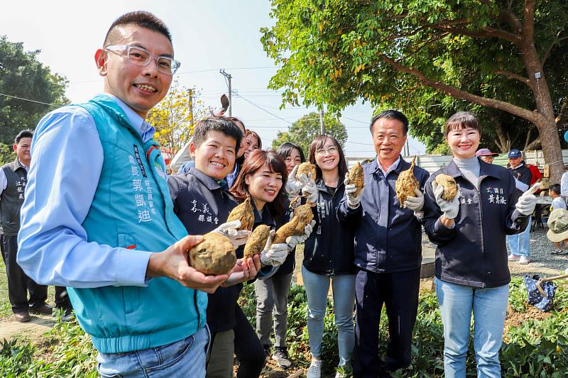 嘉義縣社區規劃師駐地輔導成果發表眾人挖地瓜享田園之樂-3